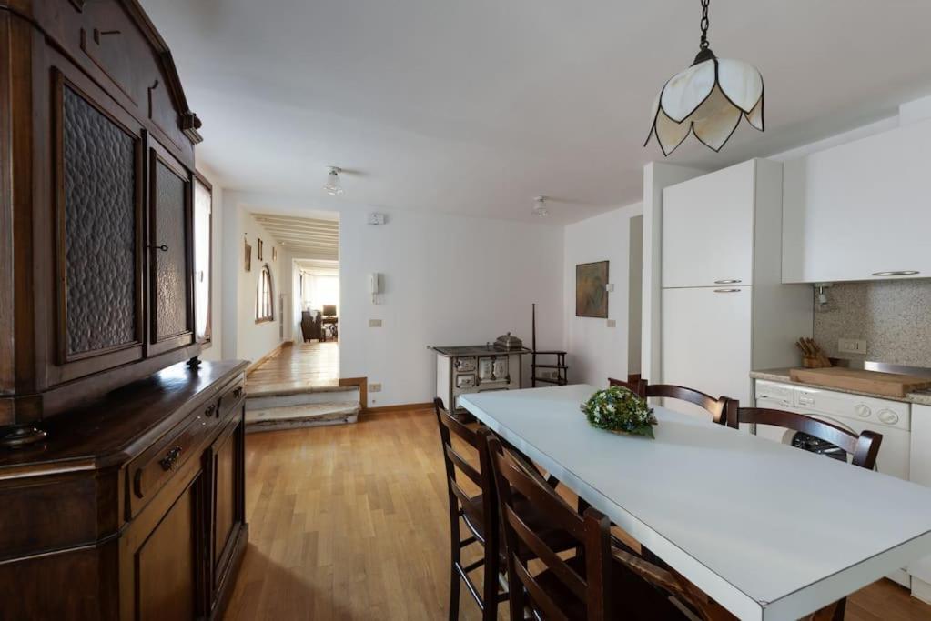 Walk On The Water ✧ 5 Minutes To Rialto Bridge Apartamento Veneza Exterior foto